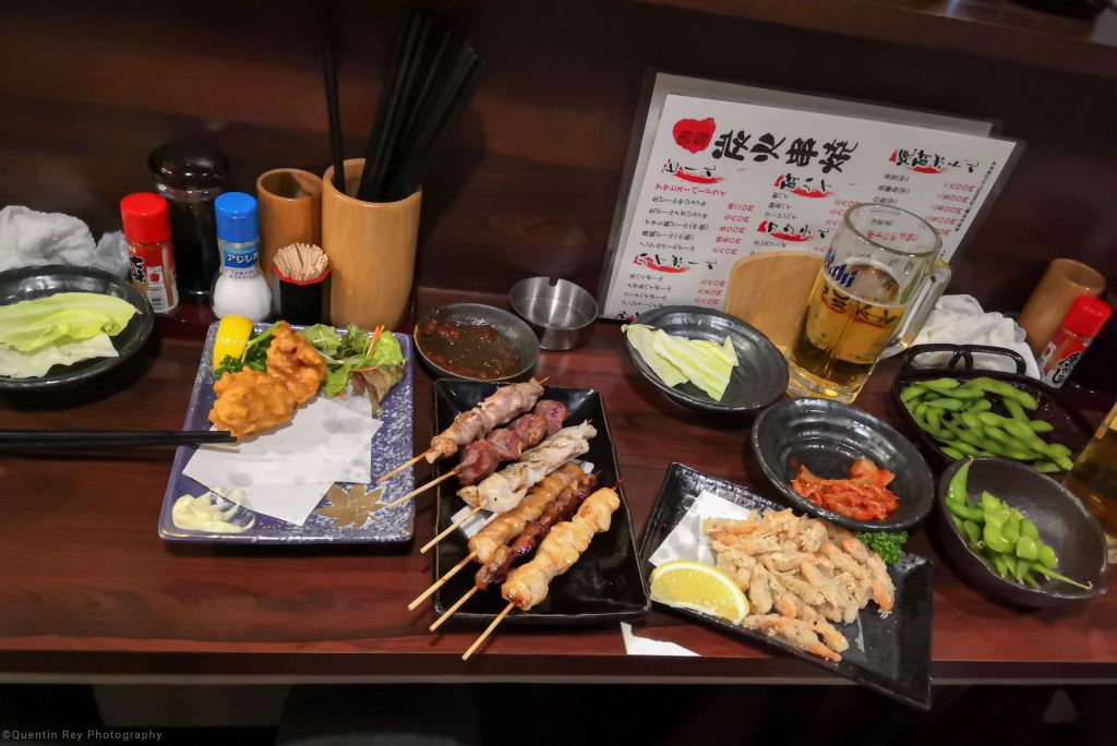 Repas dans un petit restaurant du quartier d'Asakusabashi