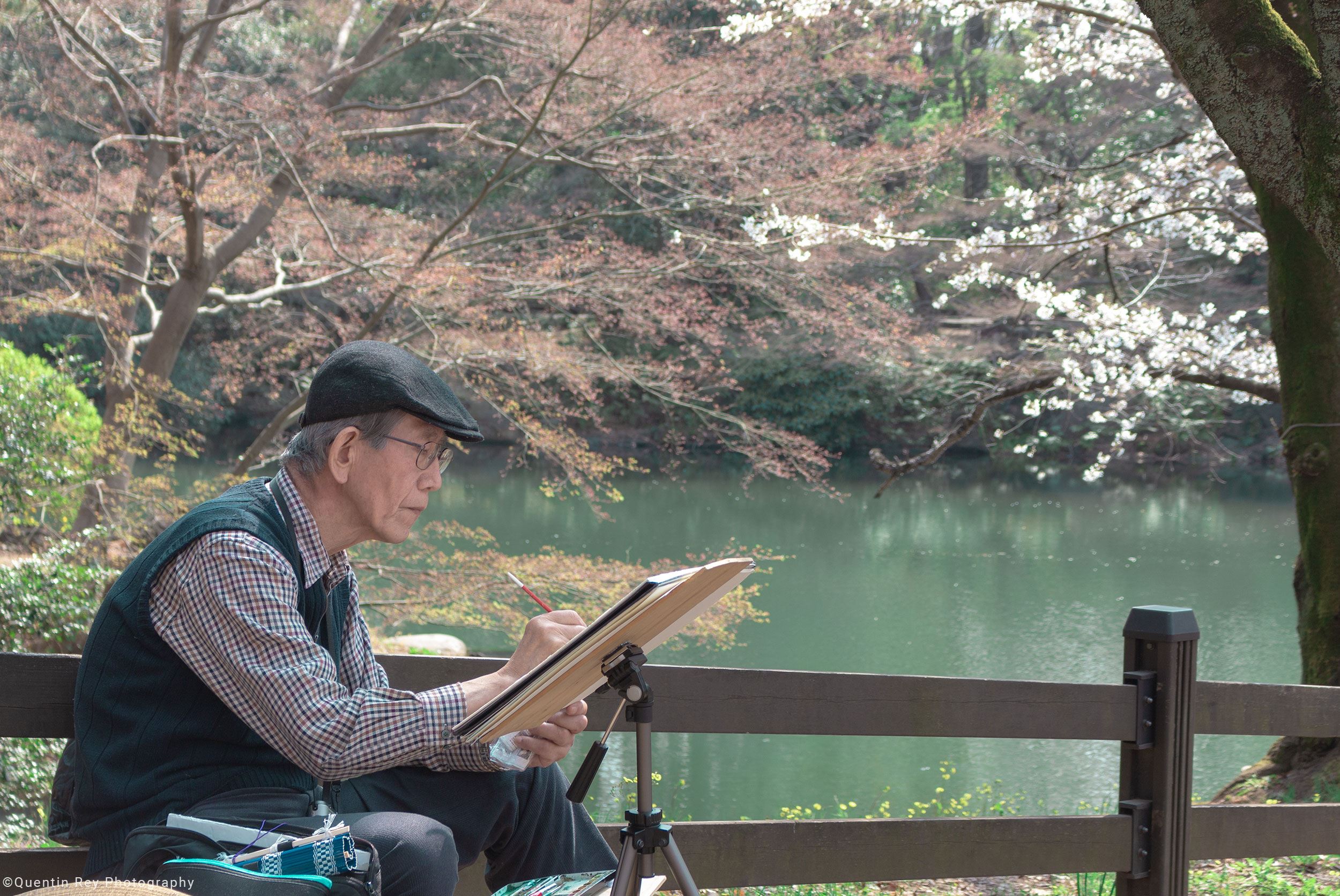 Un japonais dessinant dans le parc