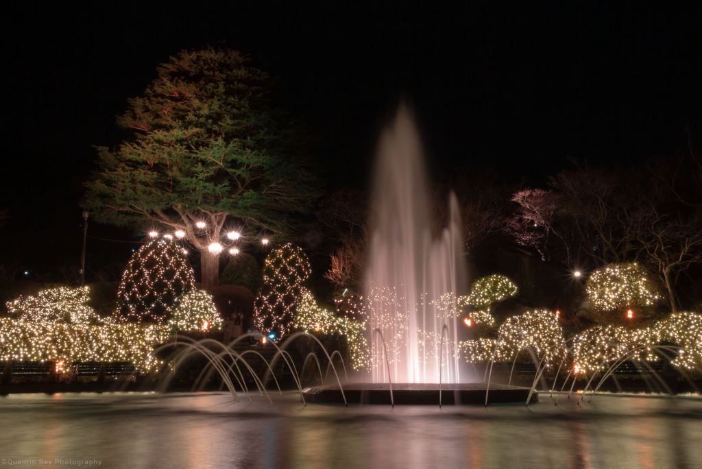 Fontaine illuminée et installtions de lumières dans le Gora Park