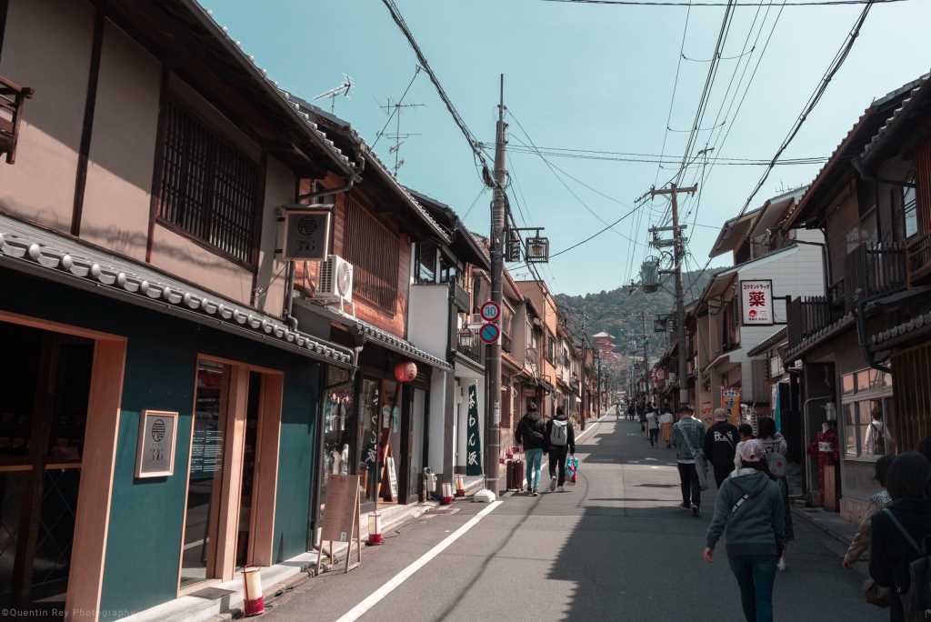 Dans les rues de Gion, on aperçoit le Kiyomizu-dera