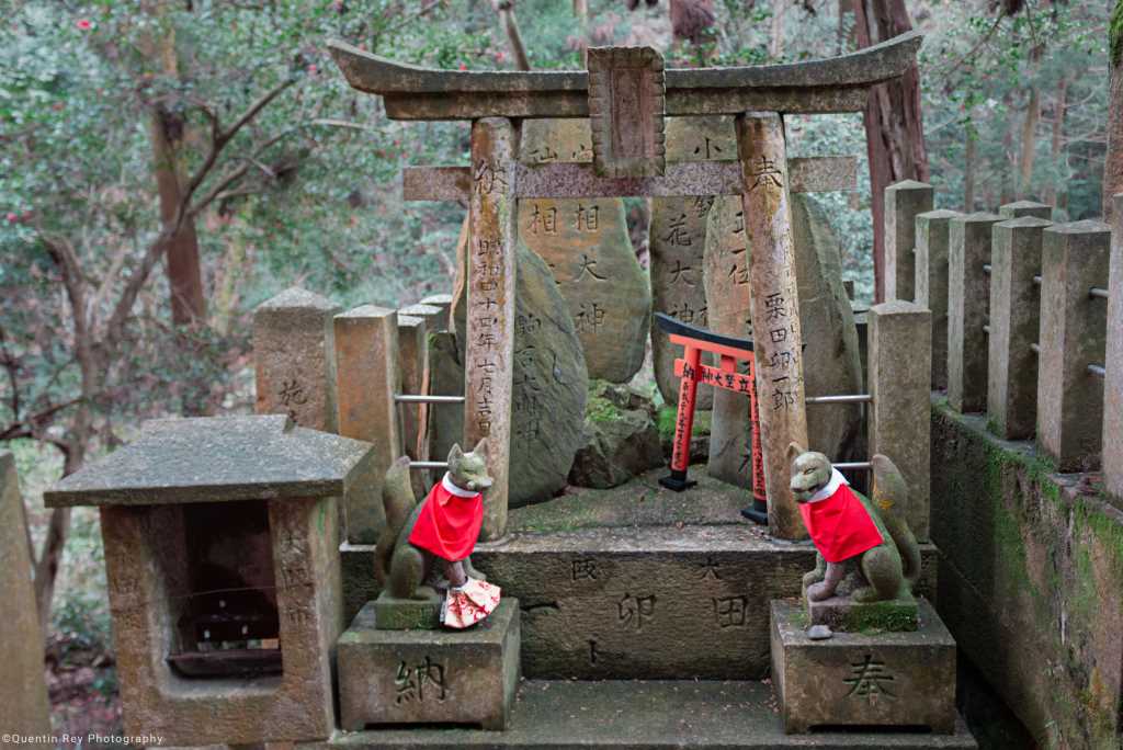 De nombreux hotels et offrandes, pour le dieu Inari