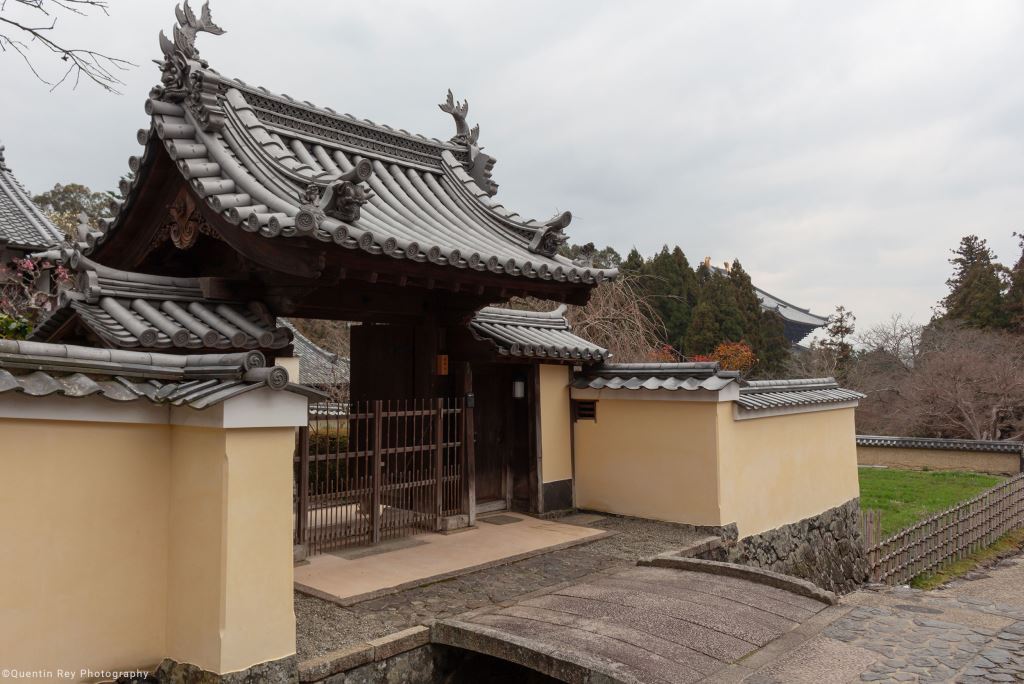Superbes architectures et toitures des batiments dans le parc de Nara