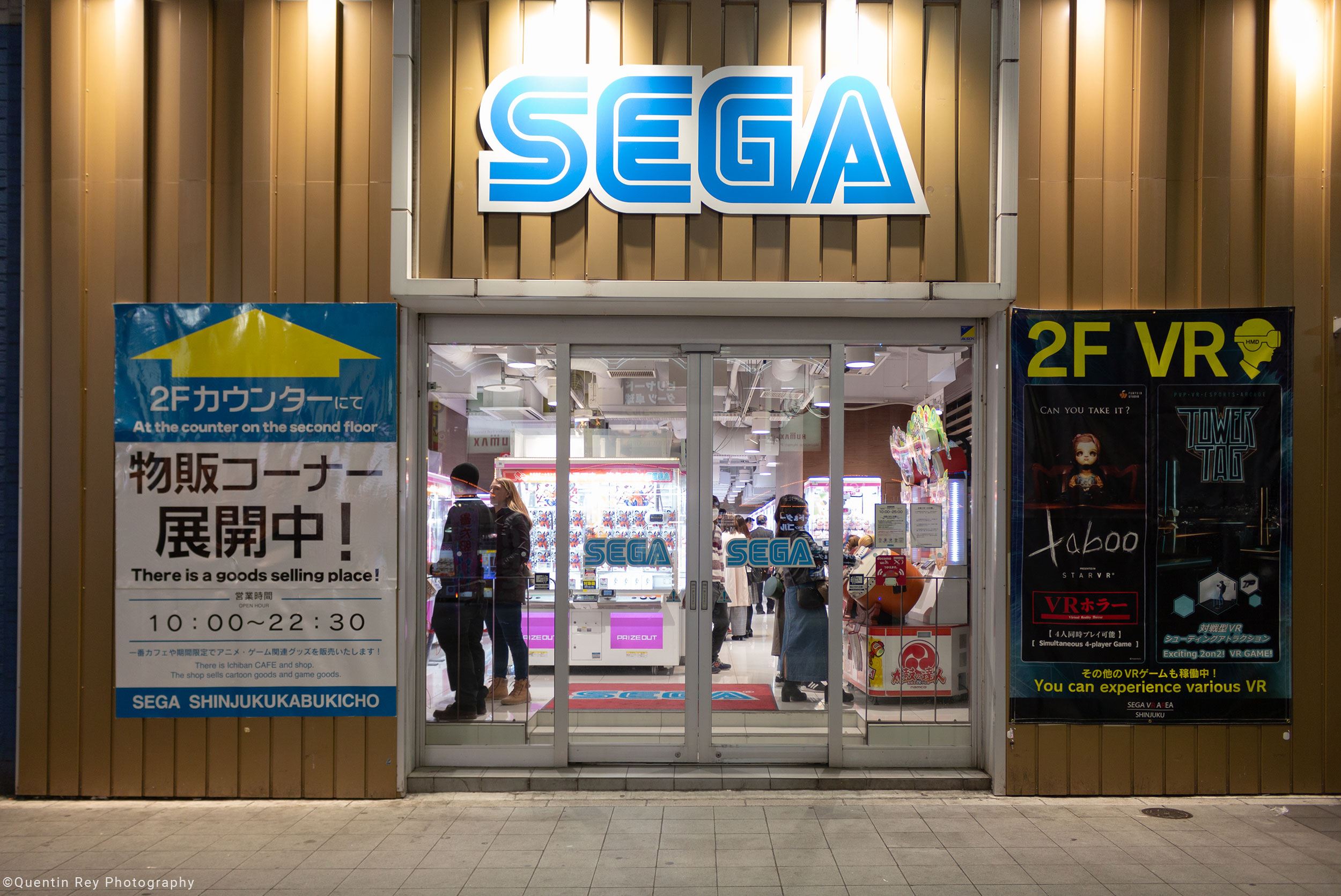 Une des nombreuses salles d'arcades de Shinjuku - Ici SEGA